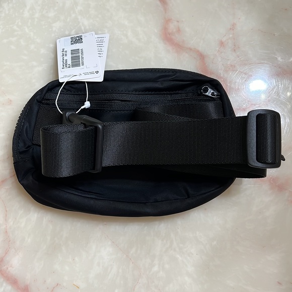 🖤LAST ONE❗️NEW Lululemon everywhere belt bag in all black 🔥🖤 - Picture 6 of 8